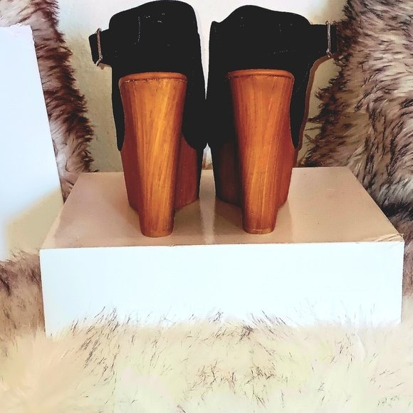 High Platform Steve Madden Wedge. Black Suede "Brandy" Wedge. Size 10 - Picture 8 of 9